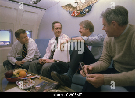 Zbigniew Brzezinski Michael Blumenthal, Jimmy Carter et Cyrus Vance à bord d'Air Force One lors d'un voyage à Londres pour le G7 Banque D'Images