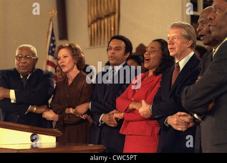 Jimmy Carter et Rosalynn Carter chanter avec Martin Luther King Sr. Coretta Scott King Andrew Young, lors d'une visite à Ebenezer Banque D'Images