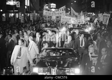 Jimmy Carter et le maire Richard J. Daley ride dans un défilé aux flambeaux au cours d'une campagne stop dans Chicago Illinois. Le 9 septembre prochain. 1976. Banque D'Images