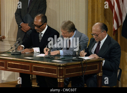 Anouar El Sadate et Menahem Begin, Jimmy Carter, à la cérémonie de signature des Accords de Camp David qui conduisent à un traité de paix entre Banque D'Images