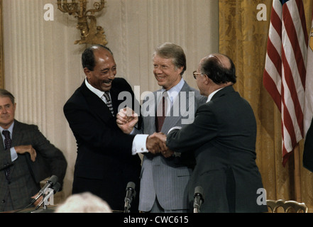 Anouar El Sadate et Menahem Begin, Jimmy Carter, à la cérémonie de signature des Accords de Camp David qui conduisent à un traité de paix entre Banque D'Images