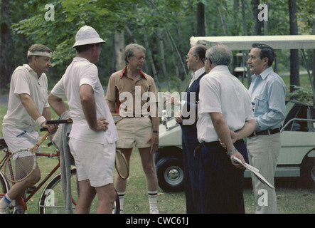 Menahem Begin rencontre avec Jimmy Carter, Zbigniew Brzezinski et Cyrus Vance après un match de tennis à Camp David. Du 5 au 17 septembre 1978. Banque D'Images