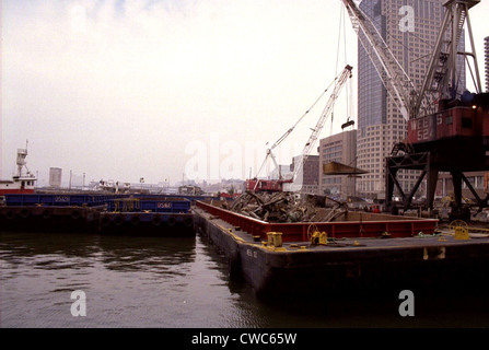 A quelques pâtés de maisons de Ground Zero grues lourdes Lieu World Trade Center épave dans des barges pour le transport de l'tuer Banque D'Images