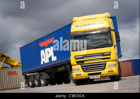 Camion DAF dans freightliner livery à propos de laisser un dépôt de chemin de fer transportant un grand conteneur. Banque D'Images
