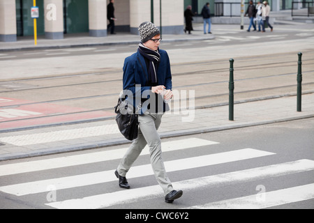 Businessman crossing the road Banque D'Images
