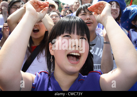 Les amateurs de soccer World Cup 2006 : Jubilant girl du Japon Banque D'Images