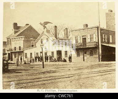 Philadelphie, dans les années 1860. Scène de rue avec des hommes se sont réunis à l'aigle géant orné de rafraîchissement des bénévoles de l'Union à côté de Saloon Banque D'Images