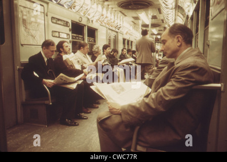 New York City Subway. Les passagers avec leurs journaux sur le New York City Subway. Mai 1973. Banque D'Images