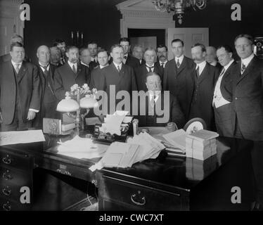 Le président William H. Taft dans le bureau ovale la signature de la Loi de l'état de l'Arizona à l'admission de ce 48e État le 14 février 1912. Banque D'Images