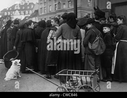 Lignes de pain en Allemagne à la fin de la Seconde Guerre mondiale 1. Même après l'armistice du 11 novembre 1911 les Alliés UK France USA maintenu Banque D'Images