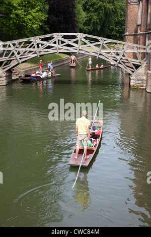 Plates aller et venir sous le pont mathématique, Cambridge, Angleterre, Royaume-Uni Banque D'Images