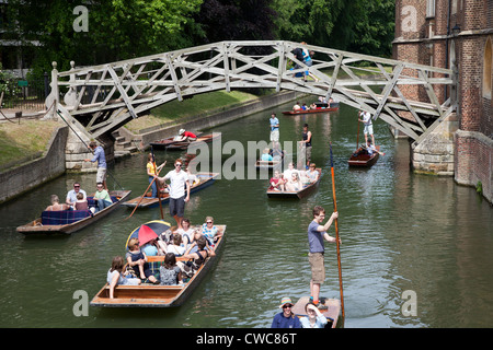 Plates aller et venir sous le pont mathématique, Cambridge, Angleterre, Royaume-Uni Banque D'Images