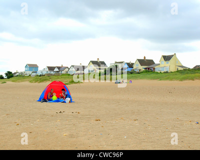 Les familles bénéficiant d'une journée d'été sur la plage à Anderby Creek, Lincolnshire, Angleterre, Royaume-Uni. Banque D'Images