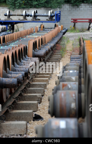 Lignes de train en acier essieux-queue à un dépôt de chemin de fer en Angleterre. Banque D'Images