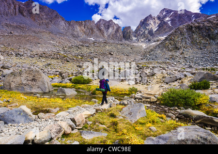 Backpacker sur le sentier du col de l'évêque, John Muir Wilderness, la Sierra Nevada, en Californie USA Banque D'Images