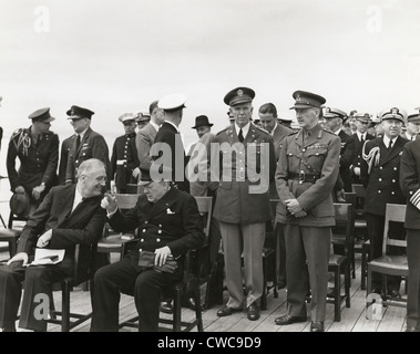 Le président Roosevelt et le premier ministre Churchill à bord du HMS Prince de Galles au cours de la Conférence de la Charte de l'Atlantique. Parmi Banque D'Images