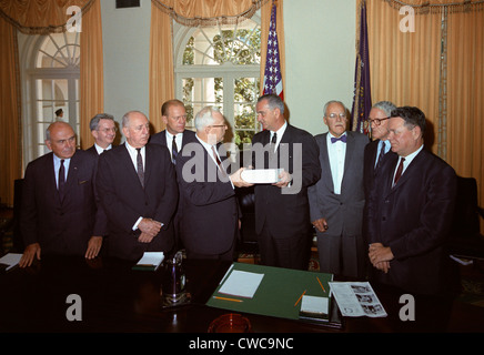 La Commission Warren présenter leur rapport sur l'assassinat du Président Kennedy. L-R : John McCloy, Lee Rankin (Général Banque D'Images