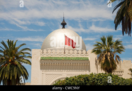 Grande mosquée du dôme d'argent historique Sousse Tunisie Afrique avec drapeau national Banque D'Images