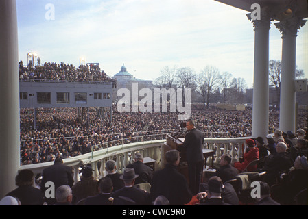Inauguration de Lyndon Johnson. Le Président Lyndon Johnson fournit son adresse inaugurale de l'Est avant de la Capitol, Banque D'Images