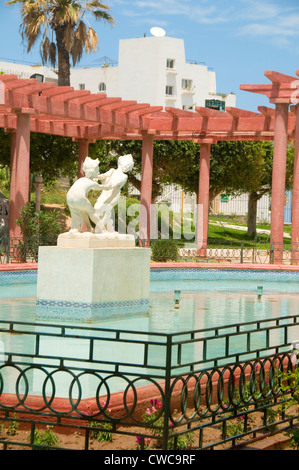 Piscine gazebo au bord de l'eau et de la fontaine Oasis Park El Kantaoui Sousse Tunisie Afrique Banque D'Images