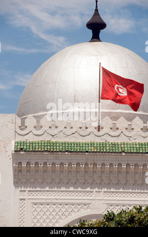 Grande mosquée du dôme d'argent historique Sousse Tunisie Afrique avec drapeau national Banque D'Images