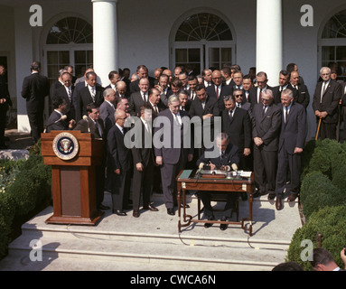 LBJ's la guerre à la pauvreté. Le Président Lyndon Johnson signe la loi de la pauvreté économique (aka Opportunity Act). Le 20 août 1964. Banque D'Images