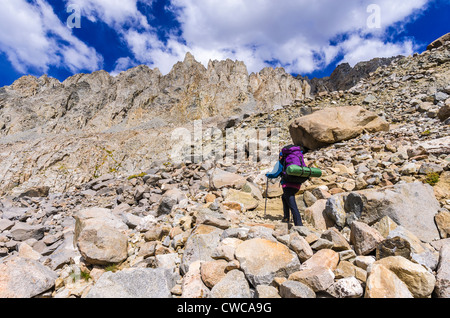 Backpacker sur le sentier du col de l'évêque, John Muir Wilderness, la Sierra Nevada, en Californie USA Banque D'Images