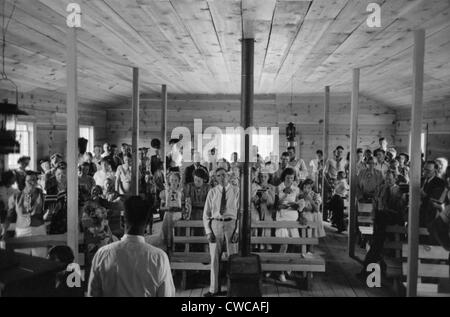 Service religieux dans la ville en secteurs, Nouveau Mexique église. Pie town a été réglée dans les années 1930 par 250 familles qui homesteader Banque D'Images