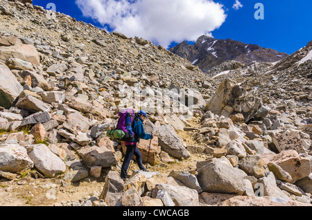 Backpacker sur le sentier du col de l'évêque, John Muir Wilderness, la Sierra Nevada, en Californie USA Banque D'Images