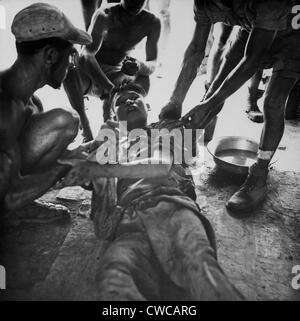 POW Vietminh. Un prisonnier blessé Viet Minh est donné par Franco de premiers soins médicaux vietnamiens après feu chaud lutte près de Hung Yen, Banque D'Images