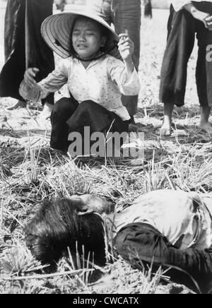 Civils tués par des Viet Cong mine près de Base aérienne américaine. Une jeune femme pleure après quinze civils ont été tués alors qu'ils Banque D'Images