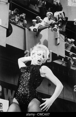 Usage de divertir les marins de l'USS Ticonderoga au Vietnam. Joey Heatherton rocks out avec l', Watusi Frug, Shimmy, et Twist, Banque D'Images