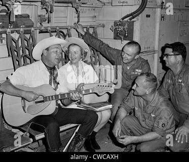 Roy Rogers et Dale Evans divertir les soldats au Vietnam. Ils chantent pour l'équipage d'un C-123 de l'Armée de l'air alors que le transport sur un usage Banque D'Images