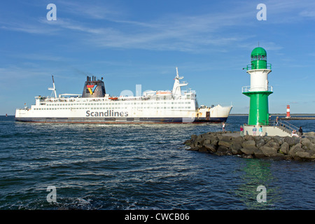 En passant le ferry les phares de l'embouchure de la rivière Warnow, Warnemünde, Schleswig-Holstein, Allemagne Banque D'Images