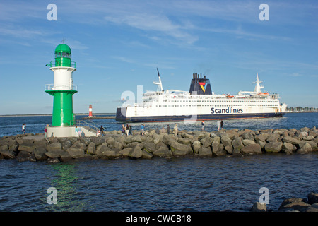 En passant le ferry les phares de l'embouchure de la rivière Warnow, Warnemünde, Schleswig-Holstein, Allemagne Banque D'Images