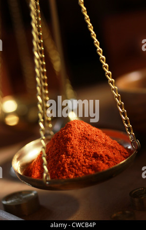 Poivre de Cayenne en pesant à l'ancienne sclaes Banque D'Images