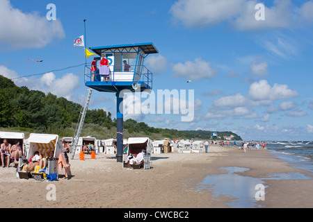 Lifeguard tower, plage de Bansin, Usedom Island, Côte de la mer Baltique, Schleswig-Holstein, Allemagne Banque D'Images