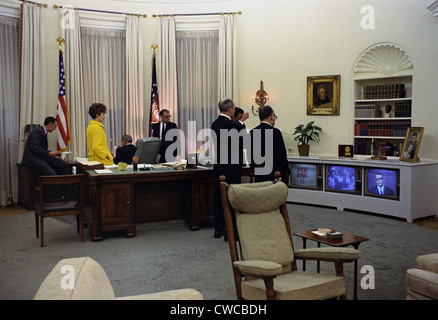 Le Président Lyndon Johnson et son personnel regarder la télévision reportage l'assassinat de Martin Luther King. 4 avril 1968. Banque D'Images