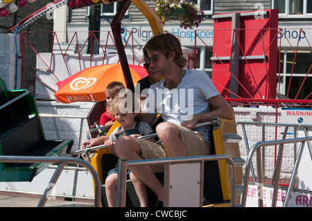 Père et fille sur un champ de foire Ride UK Fairgrounds Fêtes foraines Rides Banque D'Images