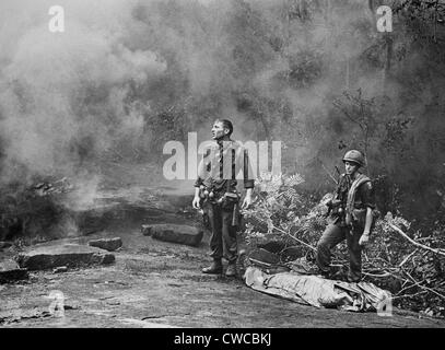 Guerre du Vietnam. Deux américaines permanent SIG sur le corps d'un camarade mort après la bataille du jour était terminé. Long Khanh Banque D'Images