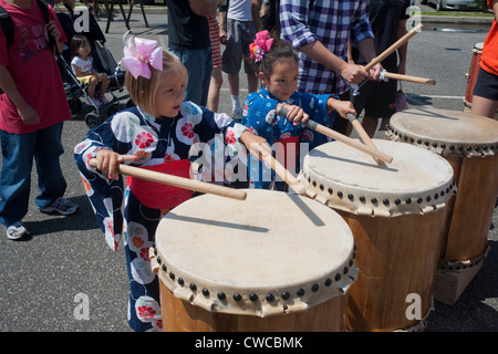 Pour essayer les tambours taiko à un festival d'Obon à Edgewater, NJ Banque D'Images