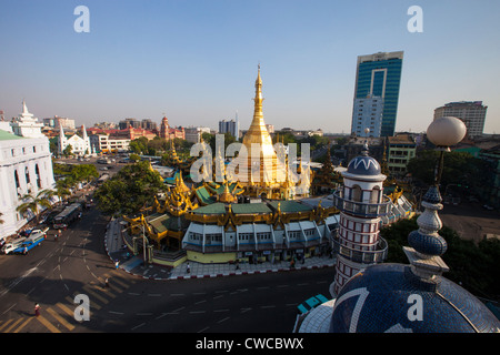 Sule Paya Temple bouddhiste à Yangon, Myanmar Banque D'Images