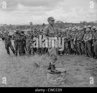 Guerre du Vietnam. Le Brigadier général Willard Pearson de la 101e Brigade aéroportée des troupes des mémoires sur le prochain l'opération Eagle Banque D'Images