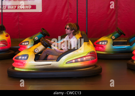 Père et fille sur un parc d'auto Tamponneuse UK Fairgrounds Fêtes foraines Rides autos-tamponneuses Banque D'Images