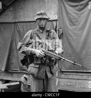 Guerre du Vietnam. Le sergent de l'US Marine prêt à aller dans un champ avec un bataillon de reconnaissance. 10 avril 1967. Banque D'Images