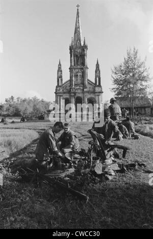 Guerre du Vietnam. Marines américains à se préparer à établir leur position nuit au cours de l'opération, un blaireau mission de recherche et de destruction dans Banque D'Images