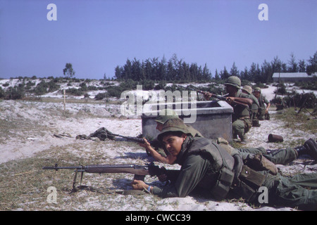 War-Tet Vietnam offensive. Bataille de Hamo Village durant l'Offensive du Têt. Les Marines américains et les troupes de l'Armée de la République Banque D'Images