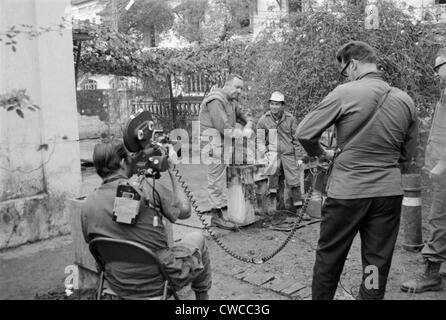 War-Tet Vietnam offensive. Walter Cronkite de CBS interviewer le professeur ami de l'Université de Hue. Le 27 février 1968 le Banque D'Images