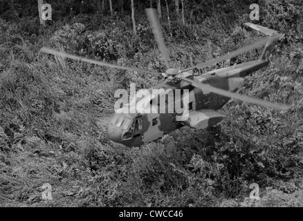 Guerre du Vietnam. Un hélicoptère de l'US Air Force l'atterrissage dans la jungle d'Asie du Sud-Est au cours de l'opération 'Pony Express Pony'. Banque D'Images