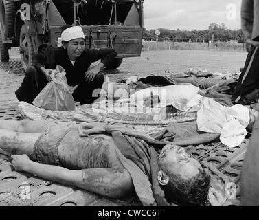 Guerre du Vietnam. La veuve du soldat vietnamien pleure sur le corps de son mari, l'une des victimes de l'armée sud-vietnamienne Banque D'Images